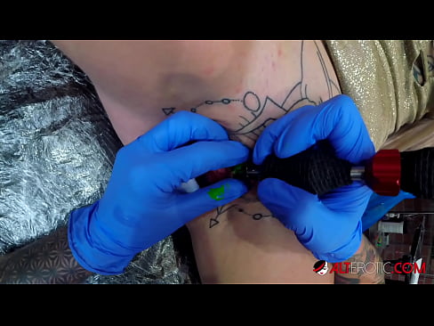 ❤️ Sully Savage mai tsananin jarfa ta yi tattoo a kan kwarin ta ❤ Batsa ❌️❤